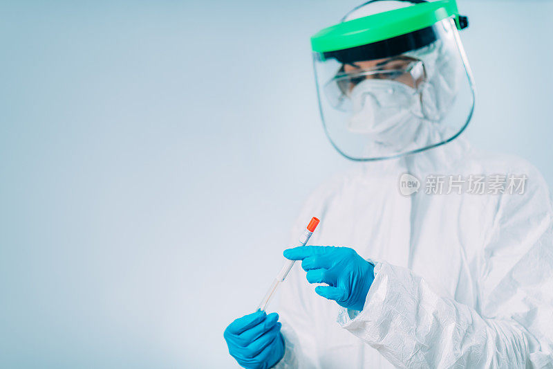 冠状病毒试验-身着白色危险品防护服的医务人员用棉签取样进行PCR DNA检测